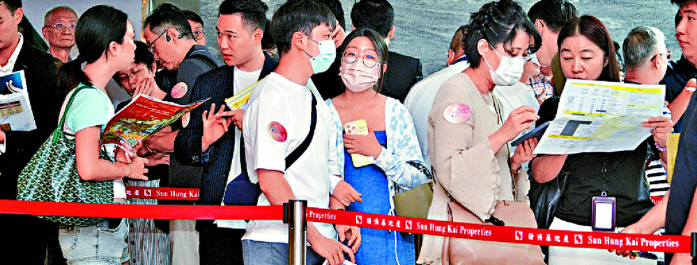 Buyers queue up for an SHKP project. SING TAO Buyers queue up for an SHKP project. SING TAO