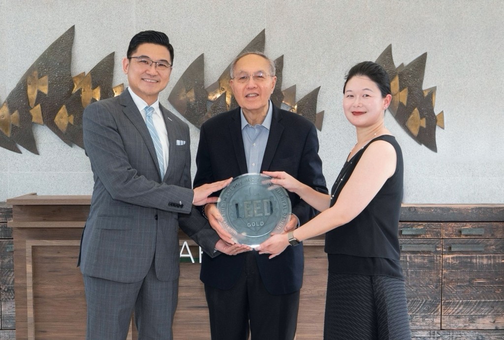 (From left) GP Yeow, General Manager of JW Marriott Hotel Hong Kong; Dato’ KC Gan, Representative of the Hotel’s Owning Companies; Jing Wang, Vice President, U.S. Green Building Council & Green Business Certification Inc. North Asia at the celebration ceremony.