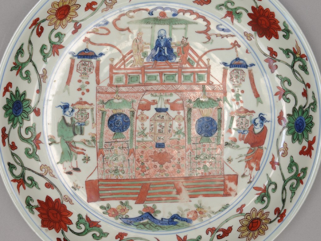 Dish with figures in the pavilion Imperial Kilns, Jingdezhen, Jiangxi province Ming dynasty, Wanli period (1573–1620) Porcelain with underglaze cobalt blue and overglaze enamels The Palace Museum