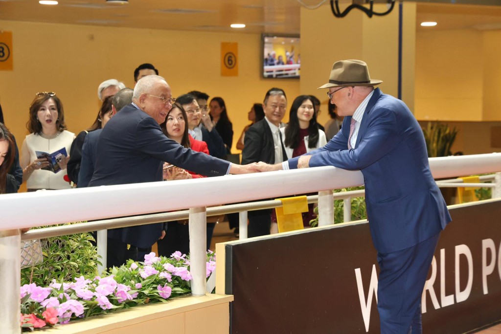 Archie da Silva shakes hands with David Hayes after Honest Witness wins at Happy Valley on Wednesday. Sing Tao