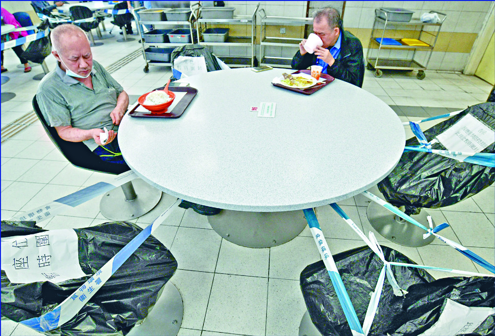 Fines on those who violate restrictions – like more than two people sitting at a table – are set to increase fivefold. Above: Yuen Kwok-yung shows how a dialysis patient could have spread the virus. SING TAO Fines on those who violate restrictions – like more than two people sitting at a table – are set to increase fivefold. Above: Yuen Kwok-yung shows how a dialysis patient could have spread the virus. SING TAO