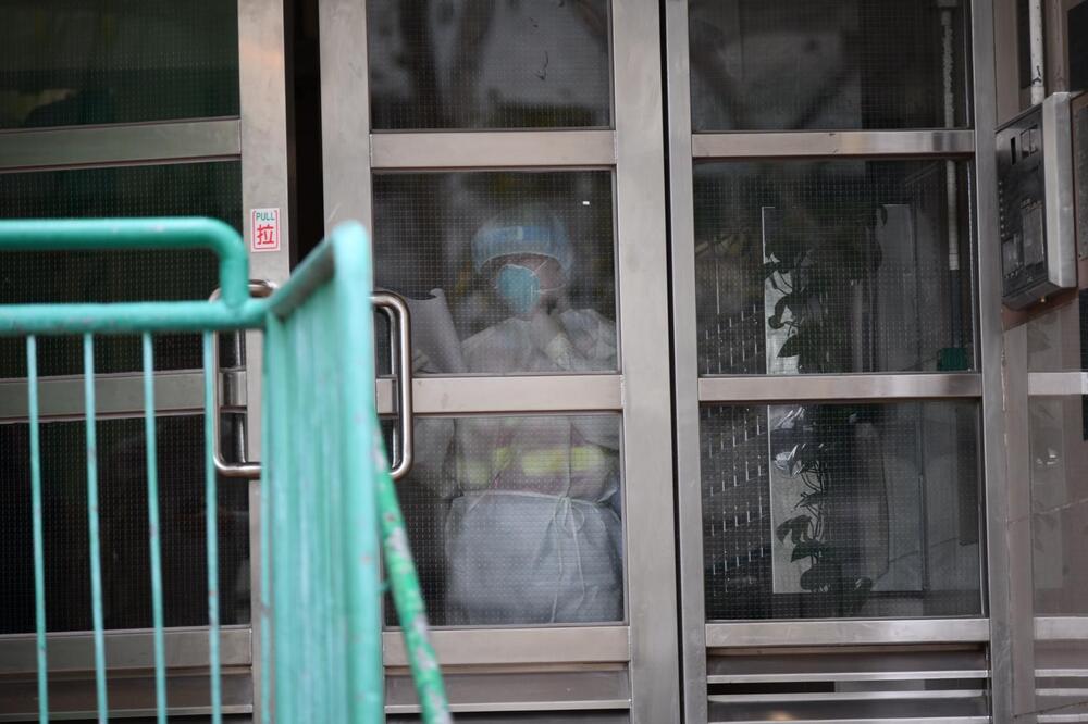 Authorities this noon evacuated residents who live on the 8th floor of the Covid-hit residential building.