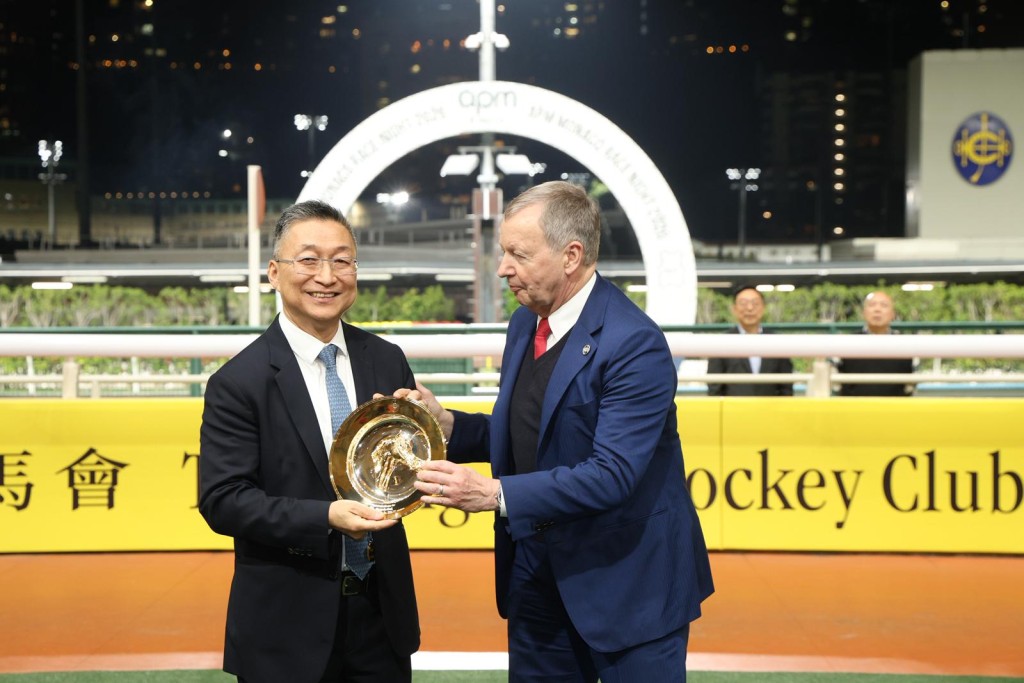 Francis Lui Kin-wai (left) receives a commemorative trophy to honor his milestone victory. Sing Tao