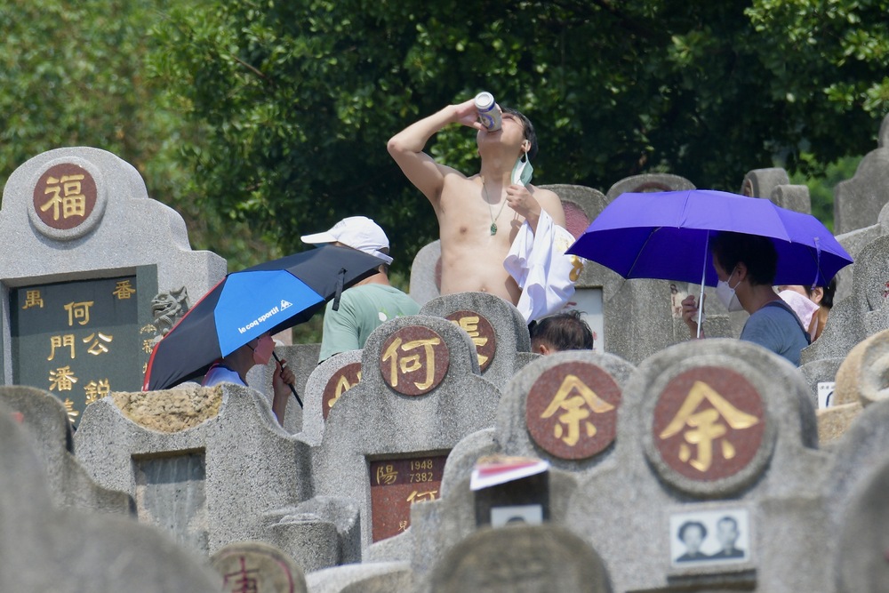 Many people said it was very difficult to sweep graves under the heat, while others complained about the four-person gathering ban. SING TAO Many people said it was very difficult to sweep graves under the heat, while others complained about the four-person gathering ban. SING TAO