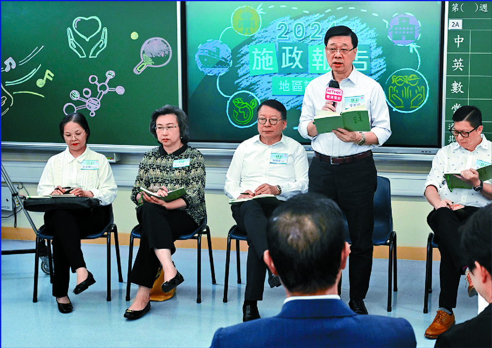 The economy is expected to grow between 2.5 and 3.5 percent this year, but it will be better next year, according to John Lee. SING TAO The economy is expected to grow between 2.5 and 3.5 percent this year, but it will be better next year, according to John Lee. SING TAO