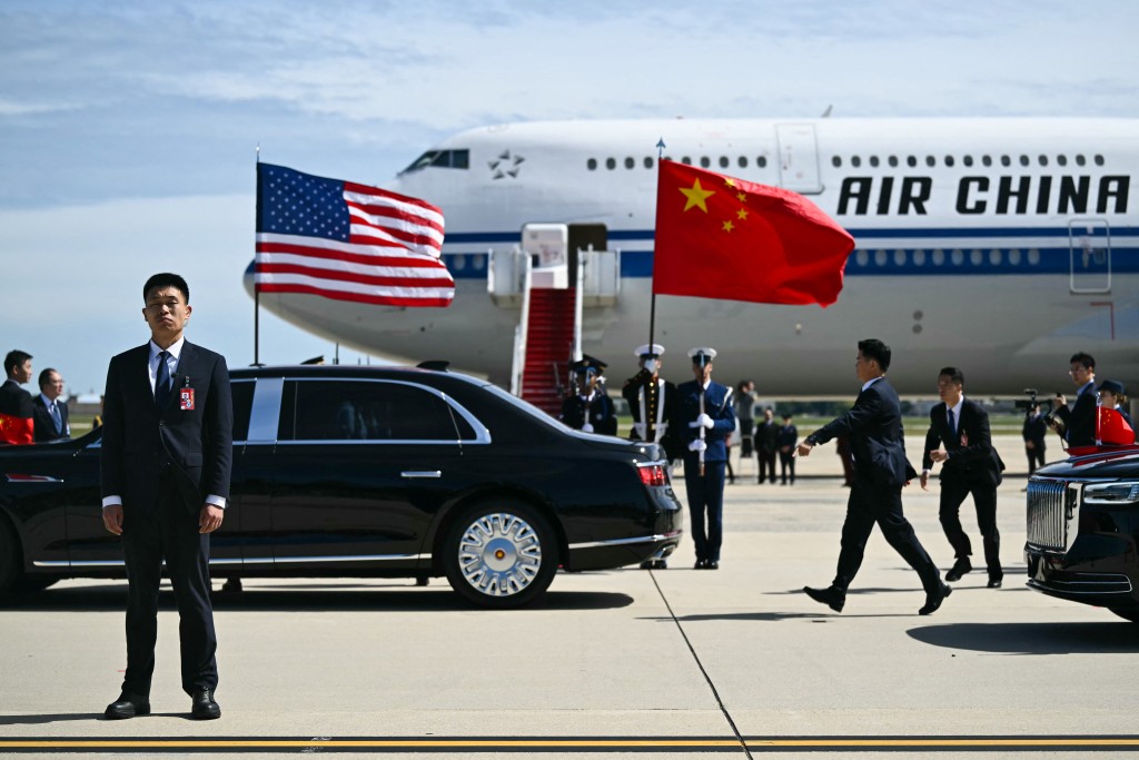 Security officials stand as the motorcade of China's President Xi Jinping and his wife Peng Liyuan arrives at Joint Base Andrews, Maryland on September 25, 2026, prior to their departure from the US. (AFP)
