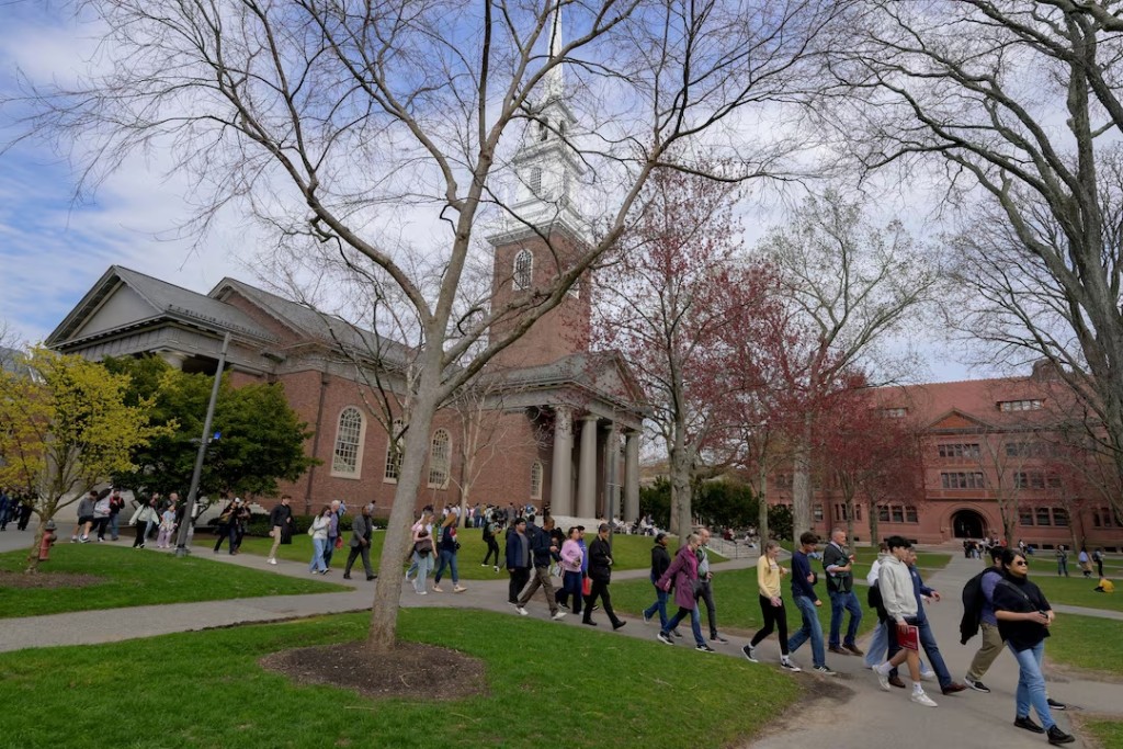 Students walk on the campus of Harvard University in Cambridge, Massachusetts, U.S., April 15, 2025. REUTERS/Faith Ninivaggi/File Photo