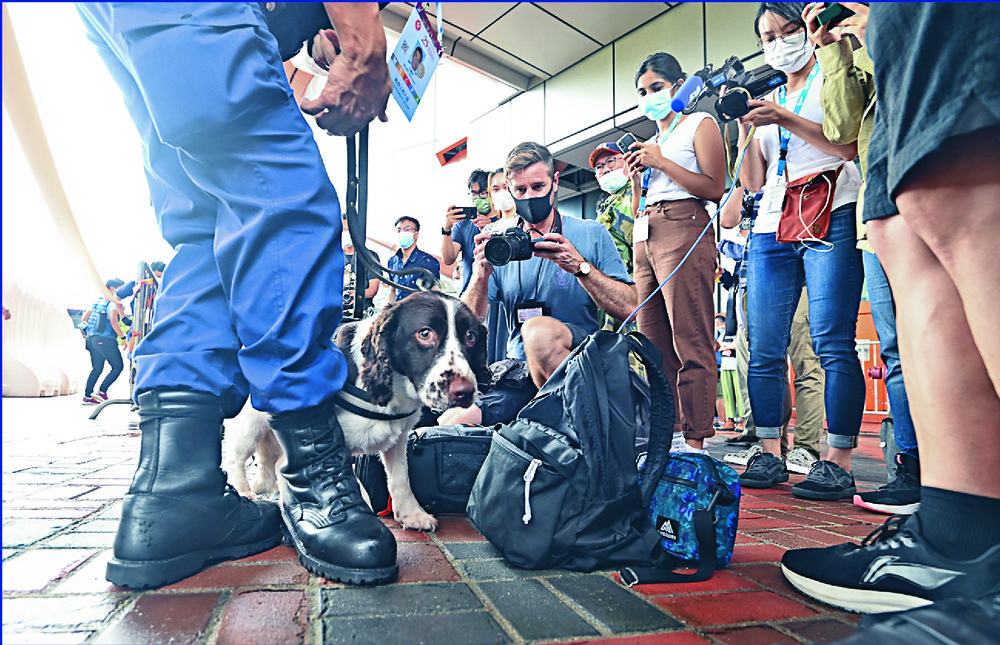 Belongings of media people are searched at West Kowloon station.
SING TAO Belongings of media people are searched at West Kowloon station.
SING TAO