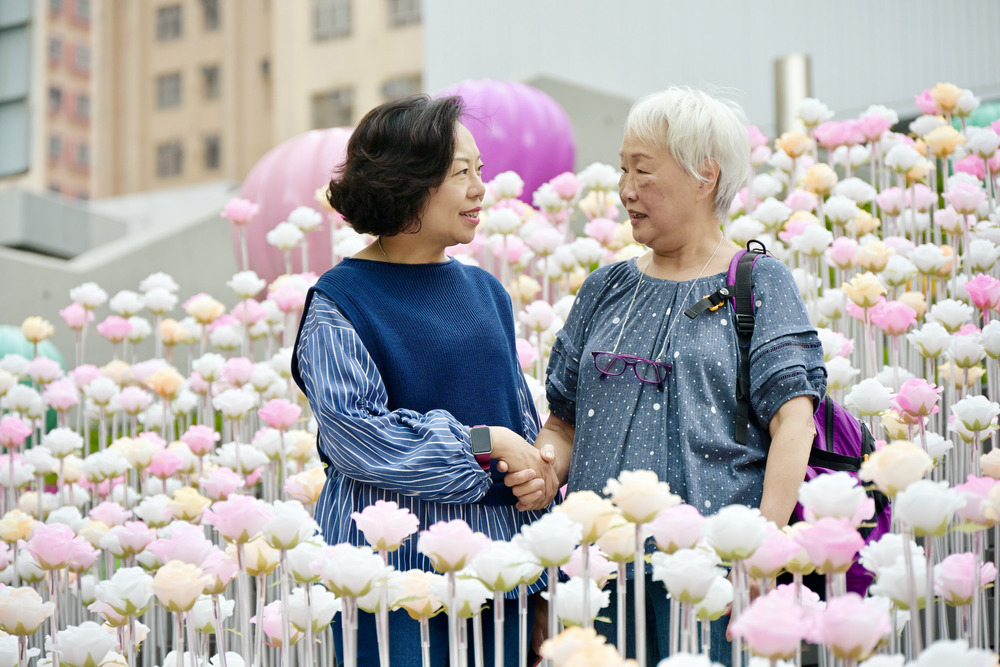 Alice Mak, near right, visits the flower installation at East Kowloon Cultural Centre.SING TAO Alice Mak, near right, visits the flower installation at East Kowloon Cultural Centre.SING TAO