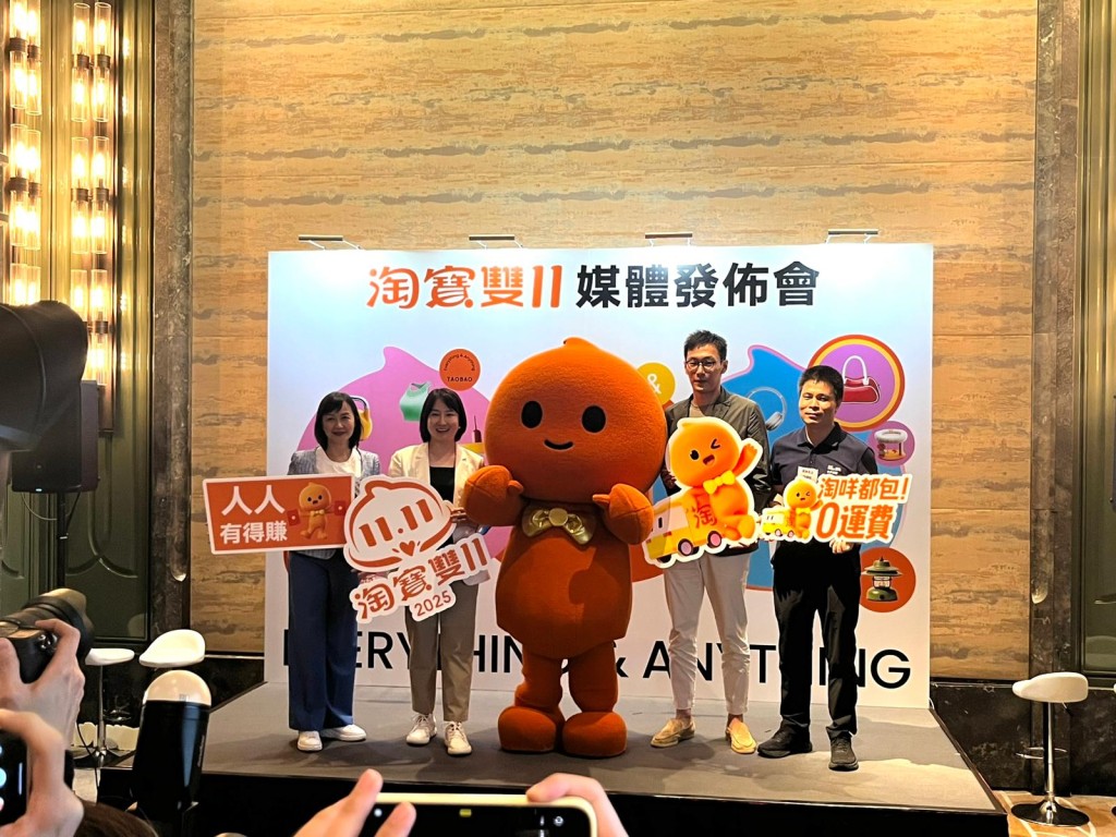 Pei Xi, second from left, and other partners.