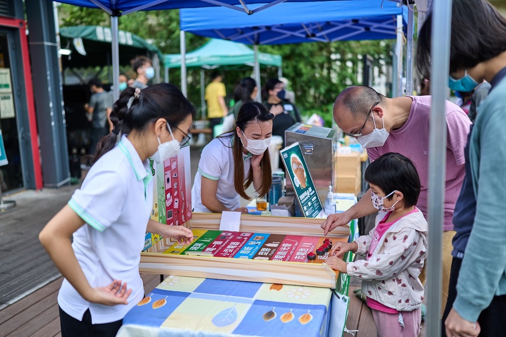 RECYCYLING FESTS are held at Recycling Stations in different districts to promote waste reduction and clean recycling. 