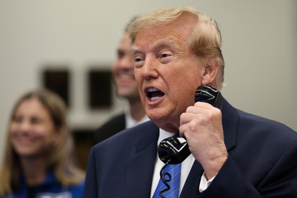 U.S. President Donald Trump speaks to astronauts aboard the International Space Station as he visits NASA's Mission Control Center following a ceremony honoring Artemis II crew members at Johnson Space Center on August 28, 2026 in Houston, Texas. Photo by WIN MCNAMEE / GETTY IMAGES NORTH AMERICA / GETTY IMAGES VIA AFP