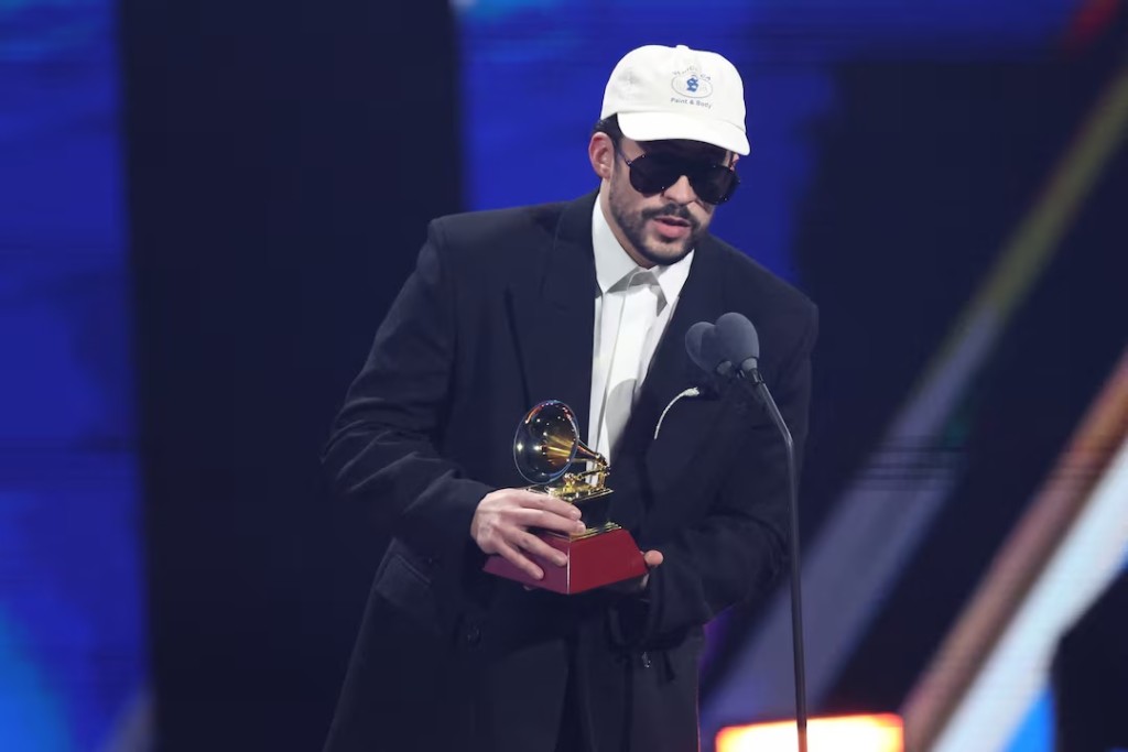  Bad Bunny accepts the award for Album of The Year award for "Debi tirar mas fotos" at the 26th Annual Latin Grammy Awards in Las Vegas, Nevada, U.S., November 13, 2025. REUTERS/Mario Anzuoni 