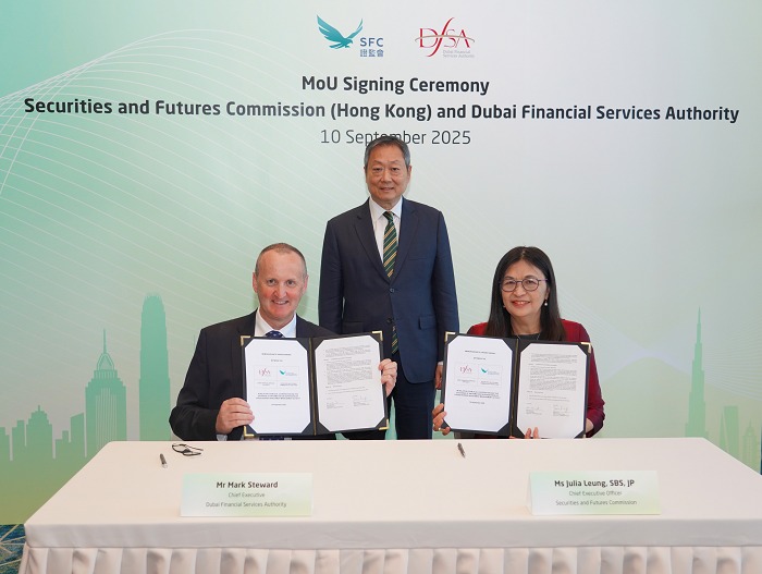 Julia Leung (right) and Mark Steward (left) signed the MoU, commemorated by Kelvin Wong (middle). Photo from SFC