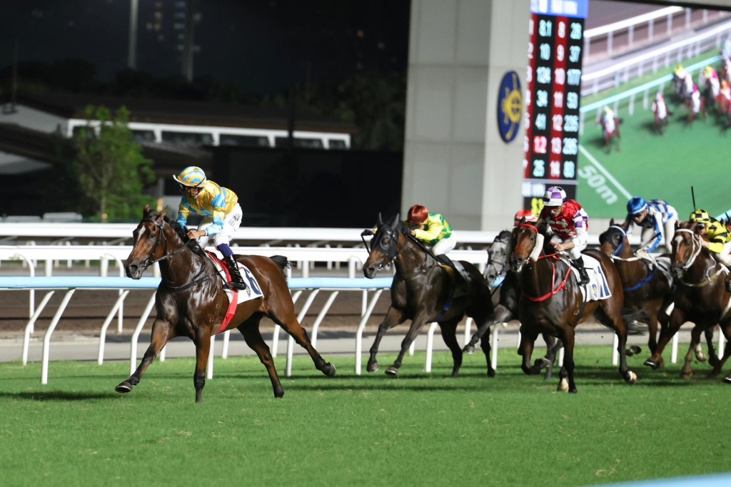 Karis Teetan glances at the infield big screen as Mr Incredible sprints away for an impressive Class 3 victory. Sing Tao