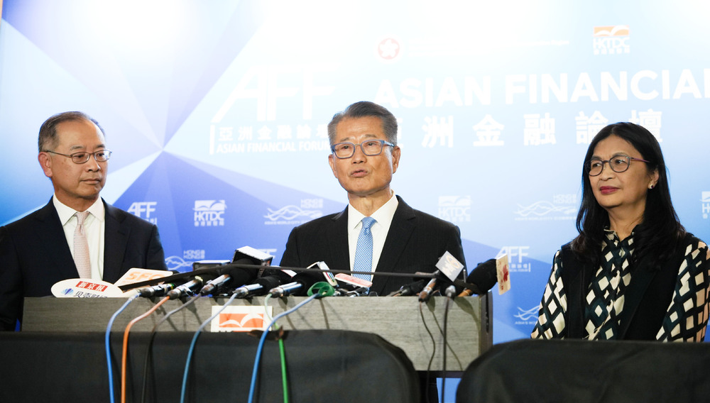 Eddie Yue, left, is seen with Financial Secretary Paul Chan and Securities and Futures Commission chief Julia Leung at the Asian Financial Forum. SING TAO Eddie Yue, left, is seen with Financial Secretary Paul Chan and Securities and Futures Commission chief Julia Leung at the Asian Financial Forum. SING TAO