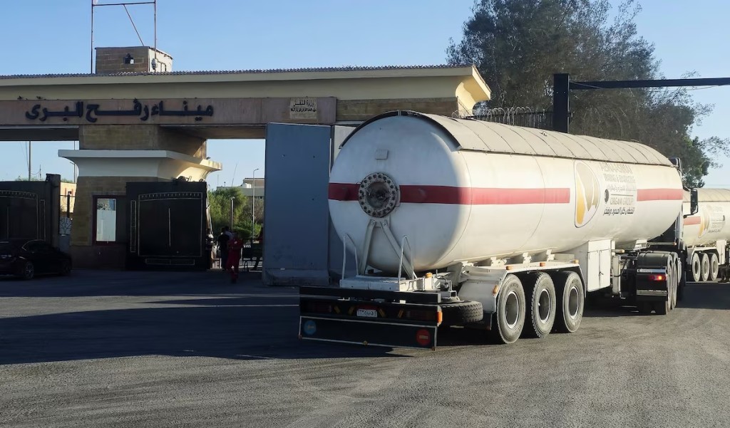  Trucks carrying humanitarian aid line up at the Rafah border on the Egypt side and enter the crossing into the Gaza Strip, after a ceasefire between Israel and Hamas in Gaza went into effect, in Rafah, Egypt, October 16, 2025. REUTERS/Stringer