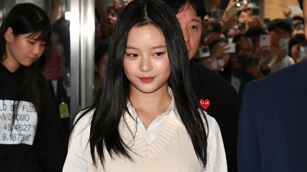K-pop star Hanni testified that she overheard a manager of another idol group linked to her parent agency instructing members of another girl group to spurn her © KIM Min-Hee / AFP K-pop star Hanni testified that she overheard a manager of another idol group linked to her parent agency instructing members of another girl group to spurn her © KIM Min-Hee / AFP