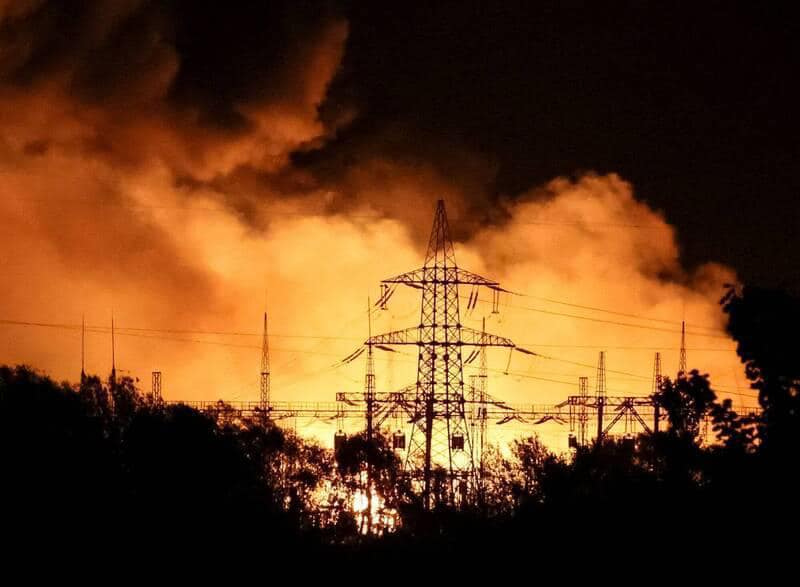 Online pictures and videos saw fire and smoke coming from a power facilities near Kowloon Peak. (Facebook/Bosco Chu) Online pictures and videos saw fire and smoke coming from a power facilities near Kowloon Peak. (Facebook/Bosco Chu)