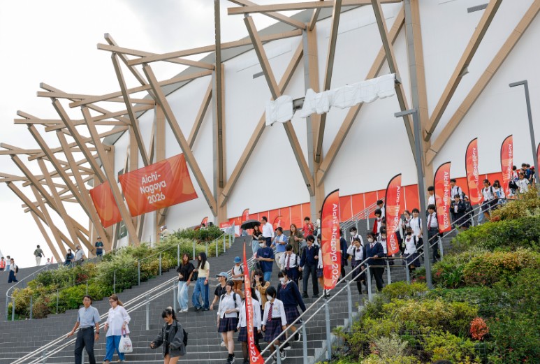  Spectators leave the Aichi International Arena, one of the main venues for the Asian Games in Nagoya. XINHUA
