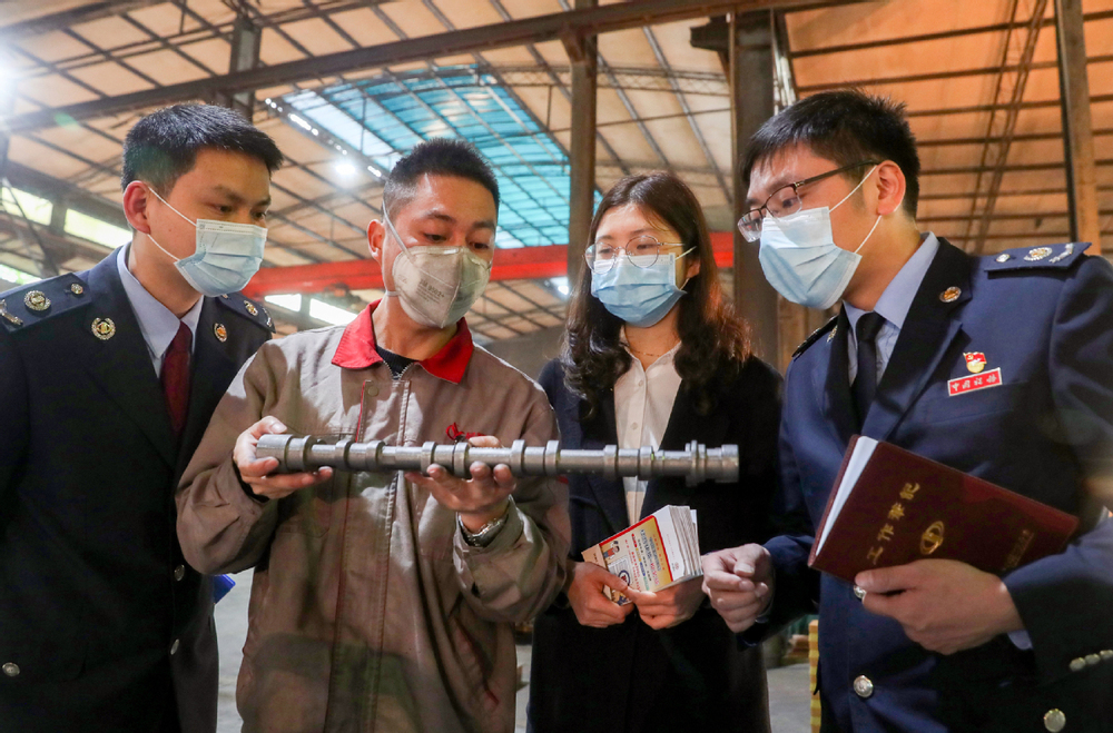 Bank and taxation employees visit a camshaft-making company in Huaying, Sichuan province, to better provide financial help. Bank and taxation employees visit a camshaft-making company in Huaying, Sichuan province, to better provide financial help.