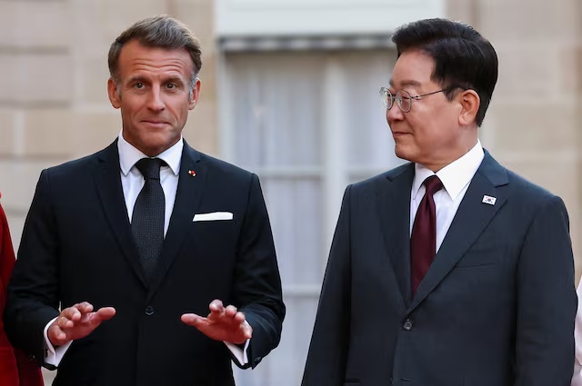 French President Emmanuel Macron welcomes South Korean President Lee Jae Myung ahead of a state dinner at the Elysee Palace during a state visit to France, in Paris, France, September 8, 2026. REUTERS/Gonzalo Fuentes