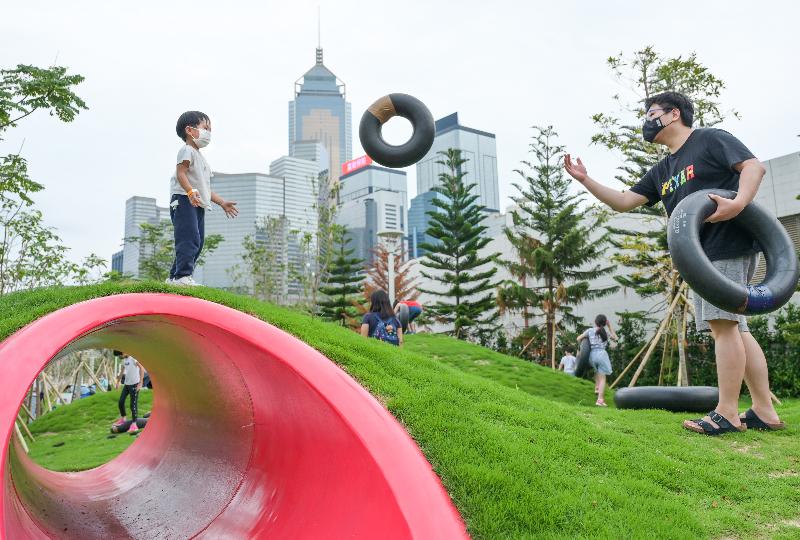 The Harbour Office of the Development Bureau collaborated with the Playright Children's Play Association earlier to offer children an inclusive play experience as a pop-up initiative on the open lawn of the promenade.