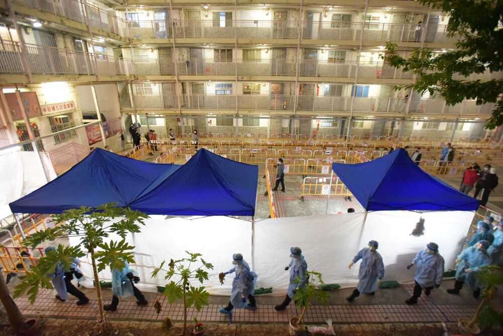At 8pm on Monday, Wah Yu House of the Aberdeen housing estate was locked down, and residents were ordered to be tested before midnight. File photo At 8pm on Monday, Wah Yu House of the Aberdeen housing estate was locked down, and residents were ordered to be tested before midnight. File photo