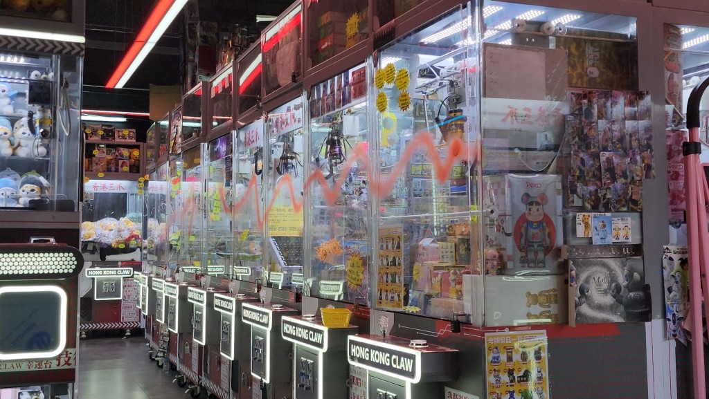 A claw machine arcade in Hong Kong, China. Sing Tao