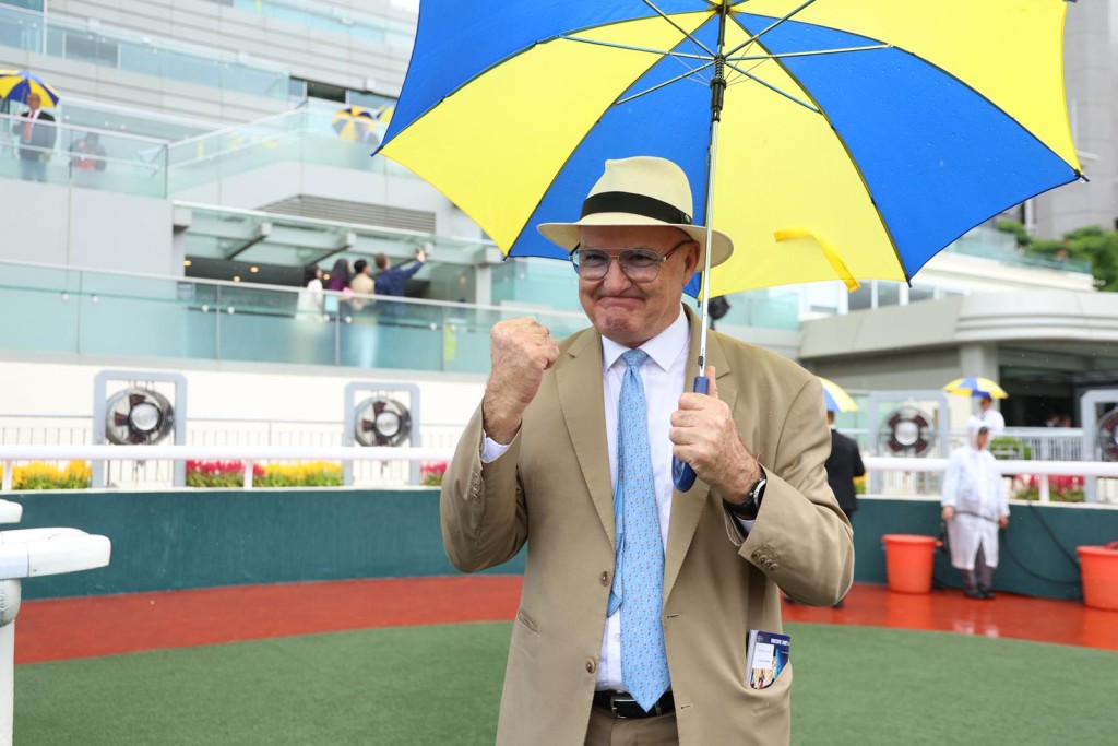 David Hayes pumps his fist after Ka Ying Rising obliterates rivals at Sha Tin (Sing Tao) 