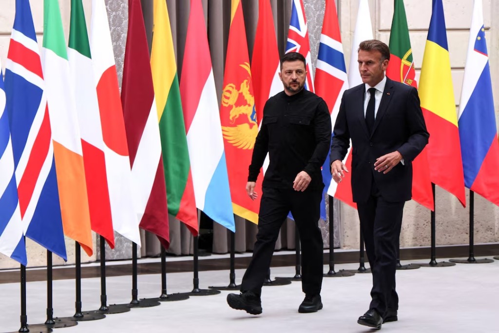 French President Emmanuel Macron and Ukrainian President Volodymyr Zelenskiy arrive to chair the Coalition of the Willing Summit at Elysee presidential palace in Paris, France, September 4, 2025. Ludovic Marin/Pool via REUTERS/File Photo 