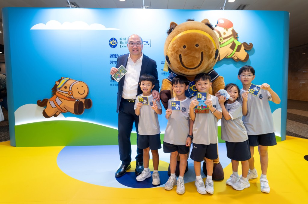 Raymond Tam Chi-yuen, Executive Director for Corporate Affairs of The Hong Kong Jockey Club, visits the Club’s exhibition at the Hong Kong Book Fair and interacts with primary school students.