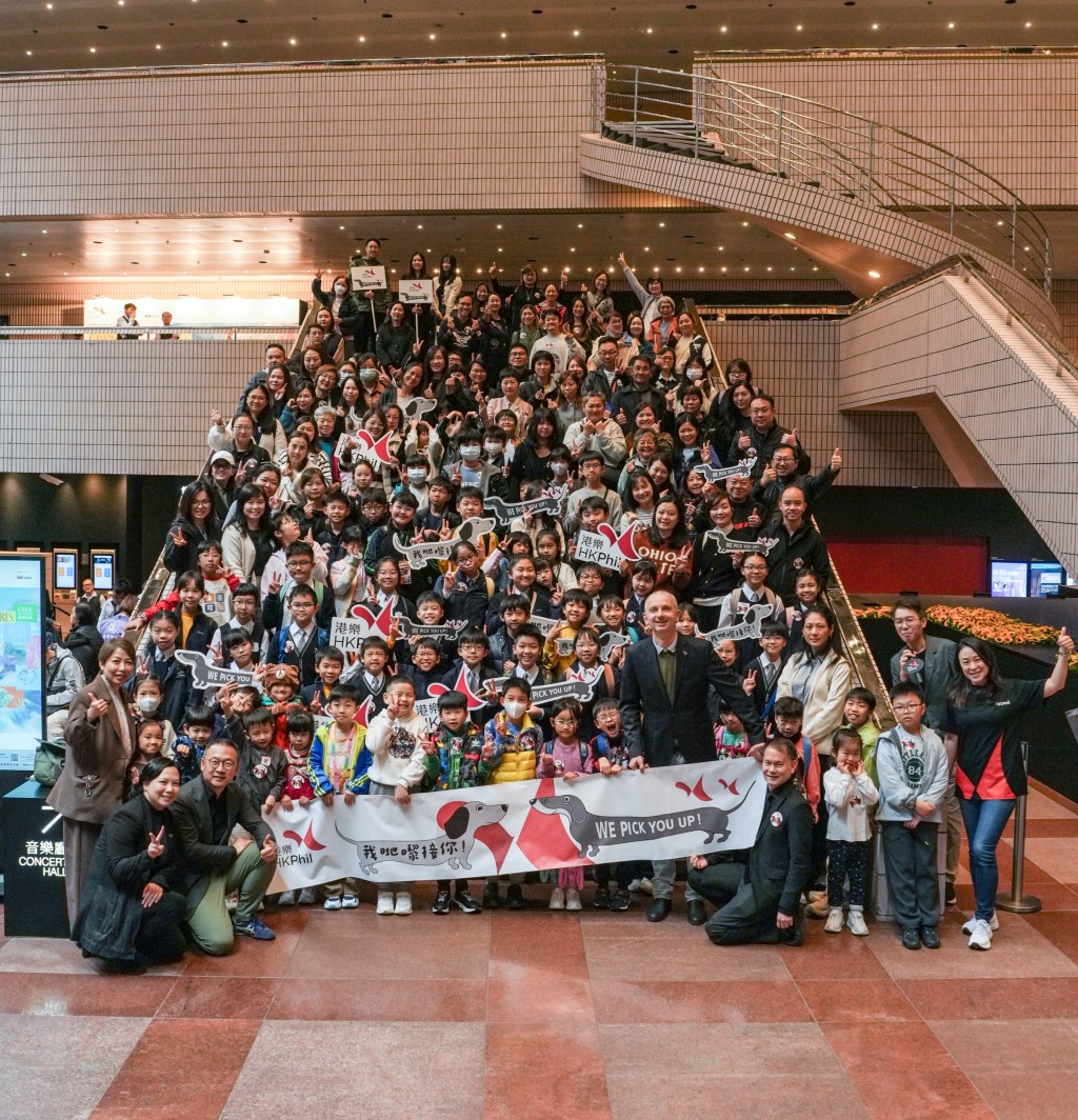 Students and their families from Tai Po Baptist Public School and Tsuen Wan Government Primary School embark on the designated HK Phil buses to attend HK Phil concert. (Photo courtesy of HK Phil)