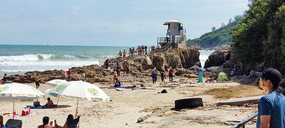 Red flag was hoisted at Big Wave Bay on Sunday afternoon (Picture by Albert Susana on Facebook) Red flag was hoisted at Big Wave Bay on Sunday afternoon (Picture by Albert Susana on Facebook)
