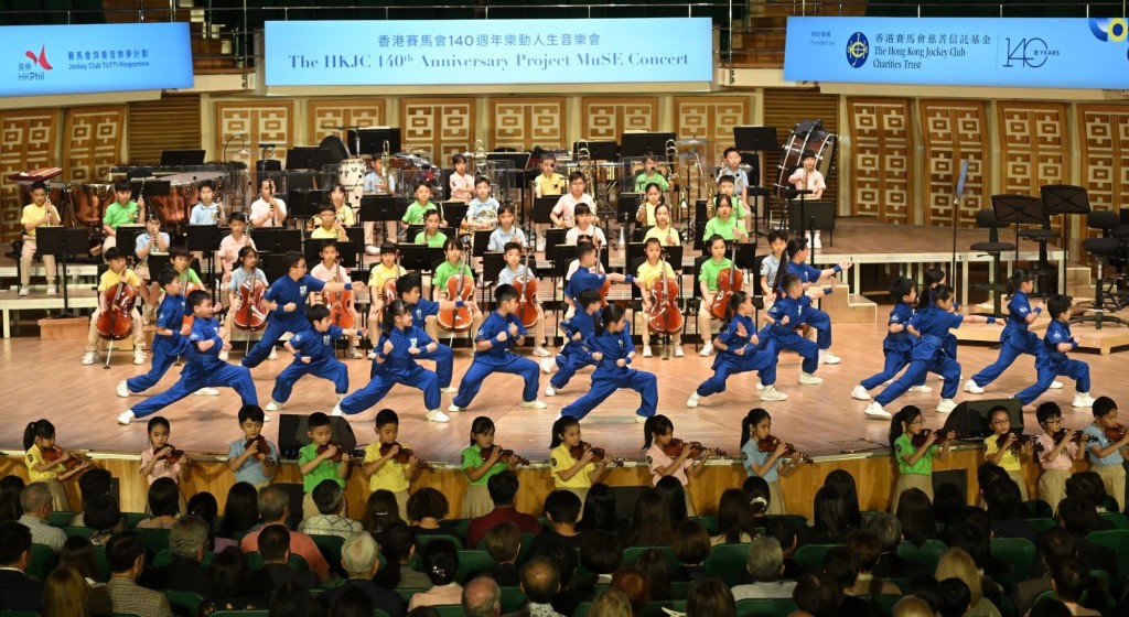 The concert opened with a performance by around one hundred primary school students participating in JC Project MuSE, who showcased the musical and sporting skills they had learned, including Wushu and taekwondo.