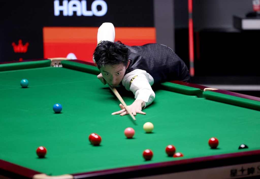 Wu Yize beat Shaun Murphy 18-17 in a nail-biting final of the world snooker championship at the Crucible Theatre in Sheffield. XINHUA