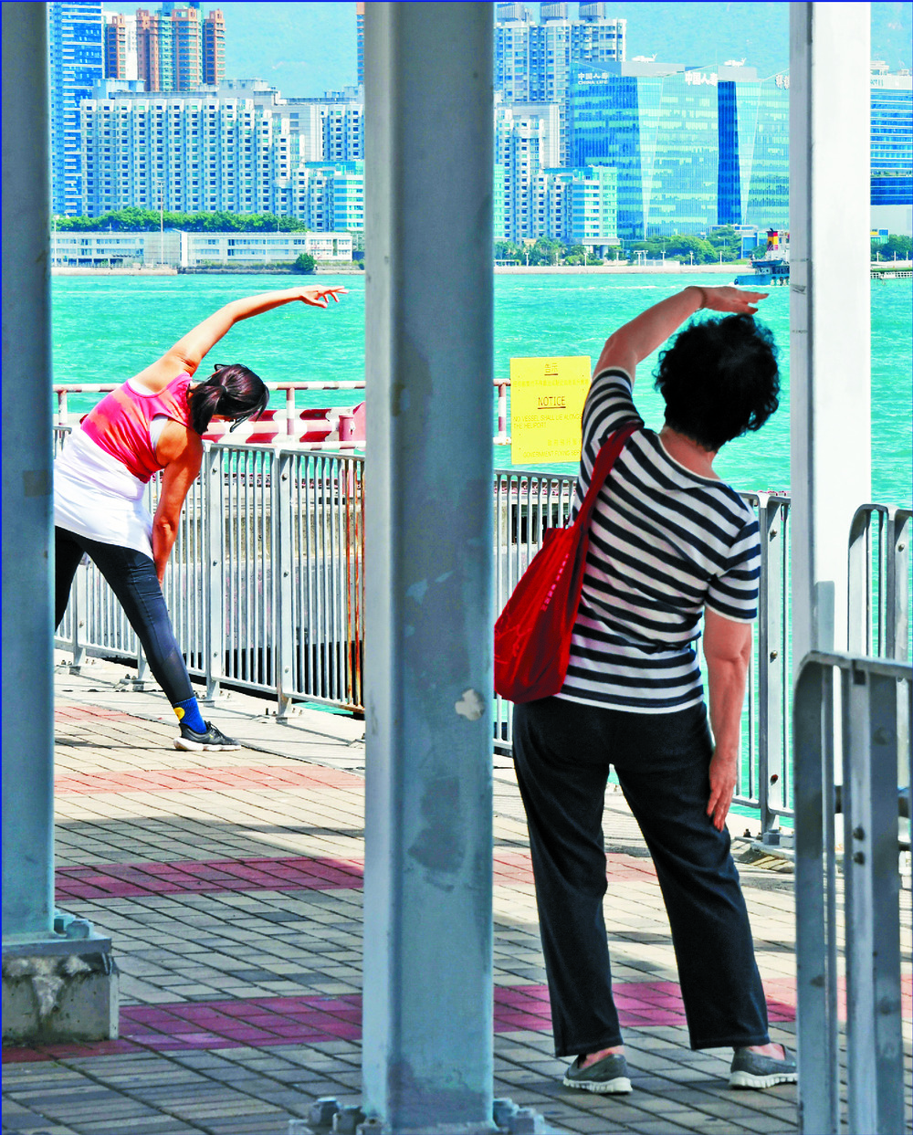 A senior tries to get some exercise.SING TAO A senior tries to get some exercise.SING TAO