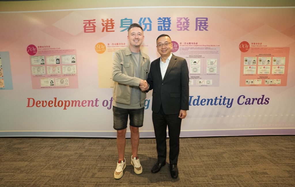  Kyren Wilson (left) and Director of Immigration Benson Kwok Joon-fung
