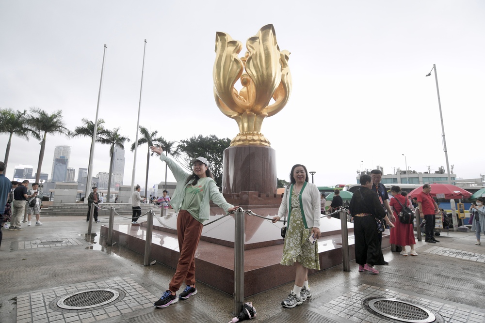 Bad weather is forecast for today and tomorrow.sing tao Bad weather is forecast for today and tomorrow.sing tao