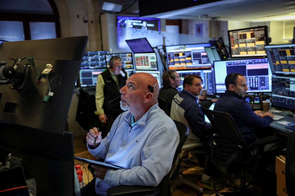 Traders work on the floor at the New York Stock Exchange (NYSE) in New York City, U.S., May 19, 2025. REUTERS/Jeenah Moon