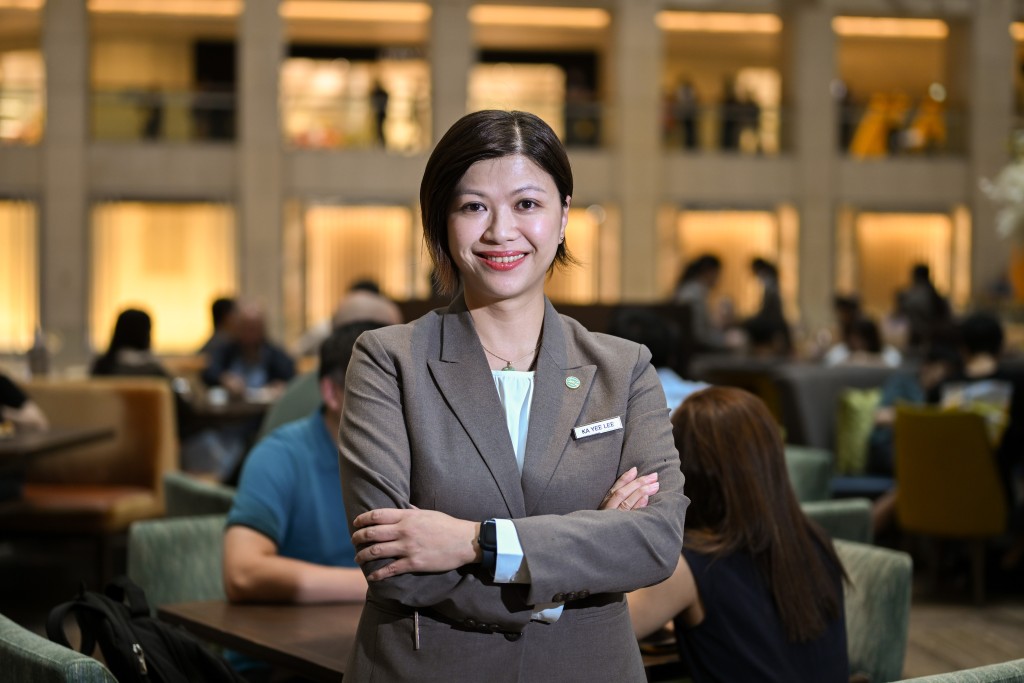 With nearly 25 years of experience in the food and beverage industry, Lee Ka-yee – starting from the ground up in chain cafes, pastry shops and various types of restaurants – has won the affection of guests with her friendly smile and meticulous service.