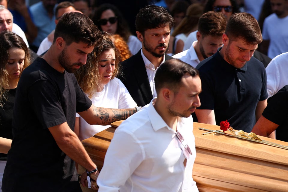 Rute Cardoso reacts as pallbearers carry a coffin, at the funeral ceremony of her late husband Liverpool's Portuguese soccer player Diogo Jota and his brother Andre Silva, who died in a car crash near Zamora, Spain, at the Chapel of the Resurrection, in Gondomar, Portugal, July 5, 2025. REUTERS/Pedro Nunes