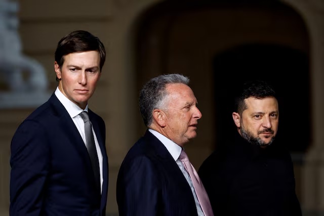 Ukraine's President Volodymyr Zelenskiy, U.S. Special Envoy Steve Witkoff and Jared Kushner, U.S. President Donald Trump's son-in-law, after a joint news conference, amid Russia's attack on Ukraine, in Kyiv, Ukraine September 6, 2026. REUTERS/Valentyn Ogirenko/File Photo