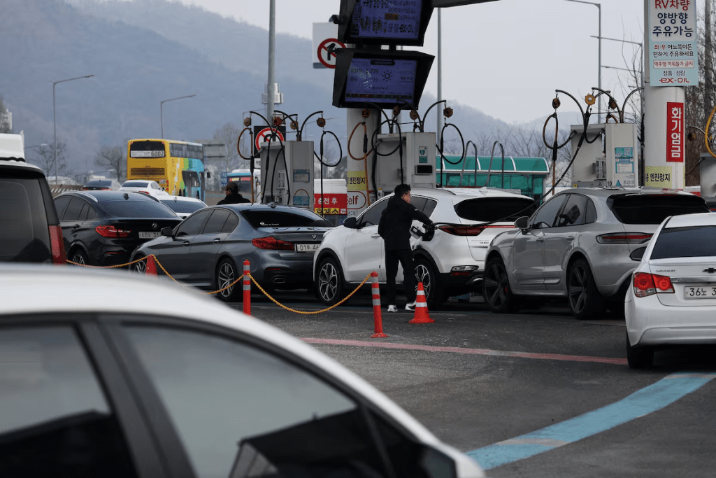 A man fills up his car at a gas station in Seoul, South Korea, March 9, 2026. REUTERS/Kim Hong-Ji 