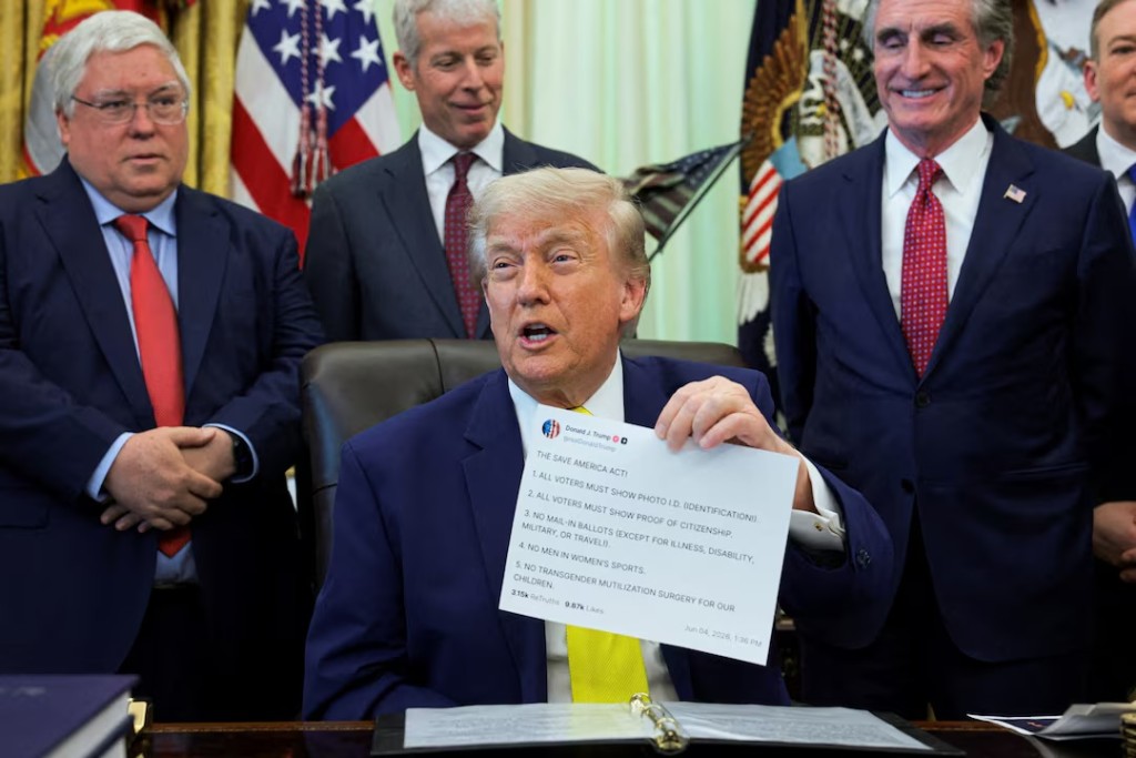  U.S. President Donald Trump shows a printout of his Truth Social post as he delivers remarks to reporters in the Oval Office at the White House in Washington, D.C., U.S., June 4, 2026. REUTERS/Jonathan Ernst/File Photo 