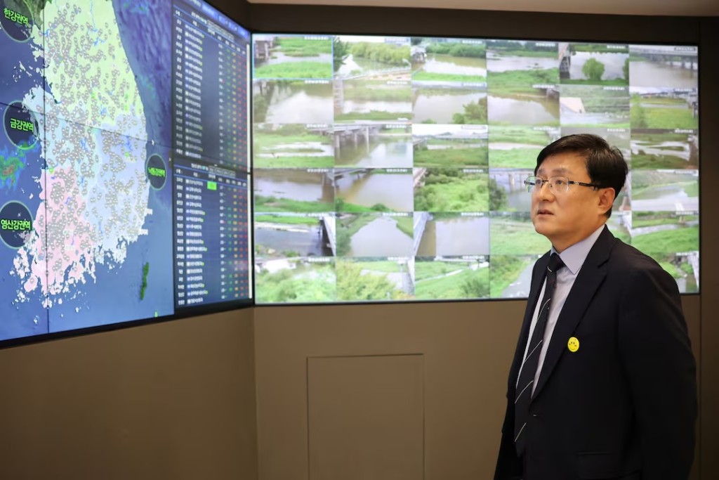 South Korea's Minister of Climate, Energy and Environment Kim Sung-hwan checks data of the Han River Flood Control Office's flood forecasting system after an interview with Reuters in Seoul, South Korea, September 2, 2026. REUTERS/Kim Hong-Ji