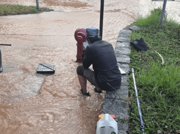 A freshwater main burst in Sheung Shui on early Sunday morning. (Source: Facebook)