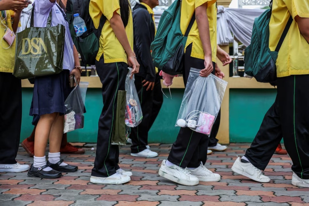  Students carry their belongings in transparent plastic bags as they enter Debsirin Nonthaburi School following its temporary closure after a deadly shooting in Bang Kruai district, Nonthaburi province, on the outskirts of Bangkok, Thailand, September 1, 2026. REUTERS/Valeria Mongelli