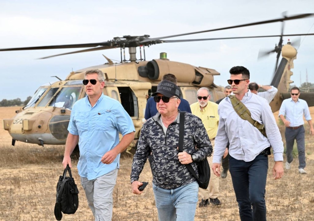White House special envoy to the Middle East Steve Witkoff (C, in hat) visiting a Gaza Humanitarian Foundation (GHF) food and aid distribution site inside the Gaza Strip on August 1, 2025. (AFP)