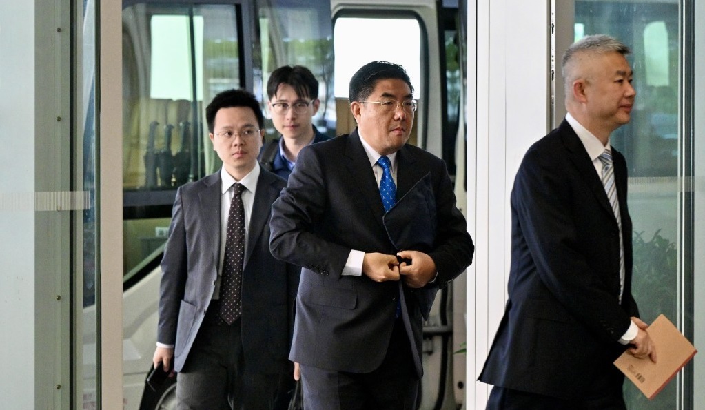 Sun Shangwu (right) and Zhang Yong (second to the right), both deputy directors of Beijing's liaison office in Hong Kong.